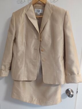 Le Suit Women's Cream Blazer and Skirt Set